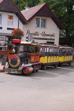 Mrzezyno, Polonya 07.30. 2024 Polonya sahil kasabasında bir hediyelik eşya dükkanının yanında bir turist vagonu.