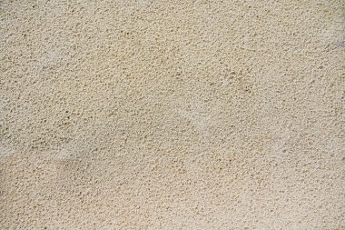 Yağmurdan sonra bej kum yüzeyi dokusu.