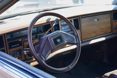 Gorzow Wielkopolski, Polonya, 04.27.2025 1980 'lerin Cadillac' ının ahşap kaplamalı iç tasarımı.