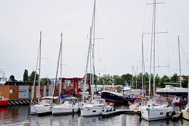 Kolobrzeg, Polonya, 08.02.2024. Polonya 'nın Kolobrzeg şehrinde yatları olan bir marina.