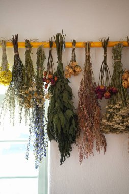 Kurumuş bitkiler ve çiçekler kuruması için asılmış veya dekoratif bir element olarak..