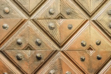 Kahverengi ahşap kapı, kahverengi saplı.