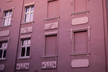 Poznan şehrinde pencereleri ve balkonları olan eski bir evin ön cephesi