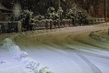 Şehirde karla kaplı yol