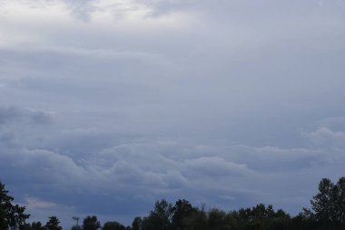 Bulutlar küçük su damlacıkları ya da yüzeyde yüzen buz kristalleri gibi görünür bir kütle olarak gösterilir. Doğal güzellik ve aydınlık atmosfer.
