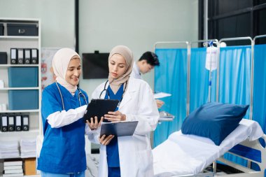 Modern hastanedeki tıp uzmanları hasta bakımı, araştırma ve teşhiste işbirliği yapıyorlar. Doktorlar ve hemşireler tedavi planlarını, laboratuvar testlerini ve sonuçları tartışıyorlar..