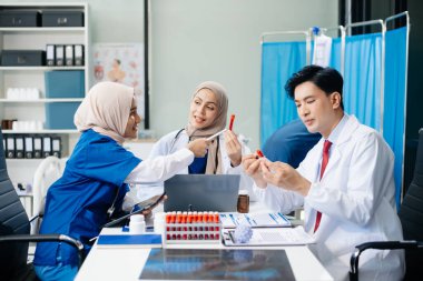 Modern hastanedeki tıp uzmanları hasta bakımı, araştırma ve teşhiste işbirliği yapıyorlar. Doktorlar ve hemşireler tedavi planlarını, laboratuvar testlerini ve sonuçları tartışıyorlar..