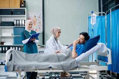 Modern bir klinikte tıbbi bakım sunan Müslüman kadın doktorlar, sağlık, hasta tedavisi ve takım çalışmasına odaklandılar. 