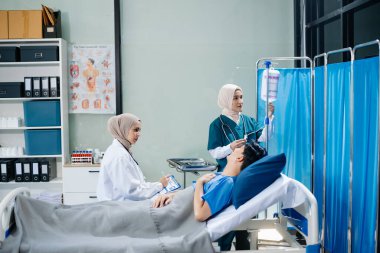 Modern bir klinikte tıbbi bakım sunan Müslüman kadın doktorlar, sağlık, hasta tedavisi ve takım çalışmasına odaklandılar. 