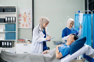 Modern bir klinikte tıbbi bakım sunan Müslüman kadın doktorlar, sağlık, hasta tedavisi ve takım çalışmasına odaklandılar. 