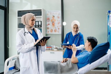 Modern bir klinikte tıbbi bakım sunan Müslüman kadın doktorlar, sağlık, hasta tedavisi ve takım çalışmasına odaklandılar. 