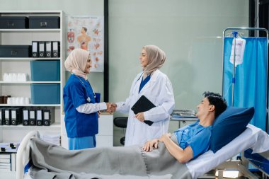 Modern bir klinikte tıbbi bakım sunan Müslüman kadın doktorlar, sağlık, hasta tedavisi ve takım çalışmasına odaklandılar. 