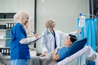 Modern bir klinikte tıbbi bakım sunan Müslüman kadın doktorlar, sağlık, hasta tedavisi ve takım çalışmasına odaklandılar. 