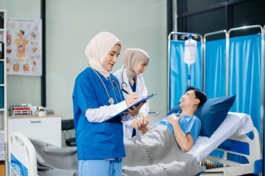 Modern bir klinikte tıbbi bakım sunan Müslüman kadın doktorlar, sağlık, hasta tedavisi ve takım çalışmasına odaklandılar. 