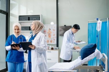 Modern hastanedeki tıp uzmanları hasta bakımı, araştırma ve teşhiste işbirliği yapıyorlar. Doktorlar ve hemşireler tedavi planlarını, laboratuvar testlerini ve sonuçları tartışıyorlar..