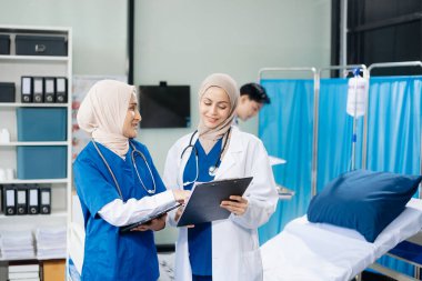 Modern hastanedeki tıp uzmanları hasta bakımı, araştırma ve teşhiste işbirliği yapıyorlar. Doktorlar ve hemşireler tedavi planlarını, laboratuvar testlerini ve sonuçları tartışıyorlar..