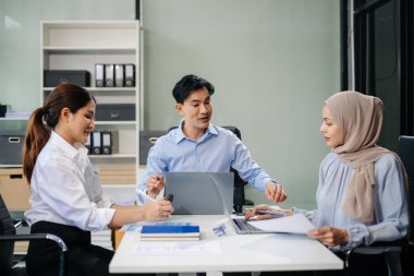 Ofisteki iş arkadaşları gündelik bir konuşma yapıyorlar. Konferans odasında bir grup iş adamı konferans odasında yeni bir proje üzerinde oturuyorlar..