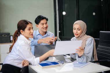 Ofisteki iş arkadaşları gündelik bir konuşma yapıyorlar. Konferans odasında bir grup iş adamı konferans odasında yeni bir proje üzerinde oturuyorlar..