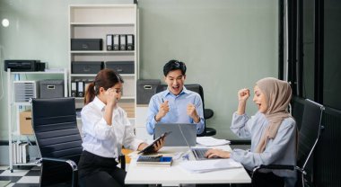 Sıkı çalışanlar konferans odasında yeni bir başlangıç projesini kazandılar.