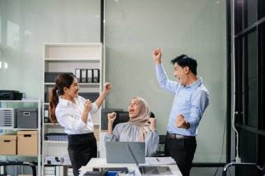 Sıkı çalışanlar konferans odasında yeni bir başlangıç projesini kazandılar.