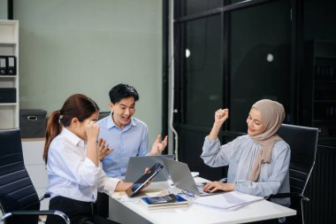 Sıkı çalışanlar konferans odasında yeni bir başlangıç projesini kazandılar.