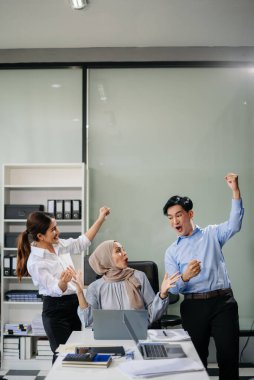 Sıkı çalışanlar konferans odasında yeni bir başlangıç projesini kazandılar.