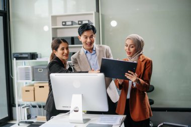 Sıkı çalışanlar konferans odasında yeni bir başlangıç projesini kazandılar.