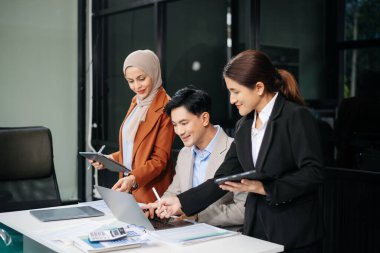 Ofisteki iş arkadaşları gündelik bir konuşma yapıyorlar. Konferans odasında bir grup iş adamı konferans odasında yeni bir proje üzerinde oturuyorlar..