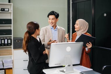 Sıkı çalışanlar konferans odasında yeni bir başlangıç projesini kazandılar.