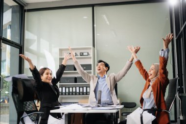 Sıkı çalışanlar konferans odasında yeni bir başlangıç projesini kazandılar.