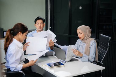Ofisteki iş arkadaşları gündelik bir konuşma yapıyorlar. Konferans odasında bir grup iş adamı konferans odasında yeni bir proje üzerinde oturuyorlar..