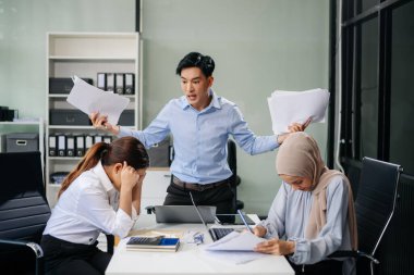 Öfkeli Asyalı iş adamları modern ofiste bir hata yaptıktan sonra şiddetle tartışıyorlar.