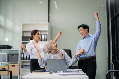 Sıkı çalışanlar konferans odasında yeni bir başlangıç projesini kazandılar.