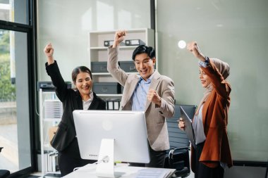 Sıkı çalışanlar konferans odasında yeni bir başlangıç projesini kazandılar.