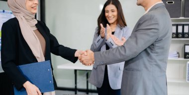 İş ortaklığı tokalaşma kavramı. Fotoğraf iki iş arkadaşının el sıkışma süreci. Harika bir toplantıdan sonra başarılı bir anlaşma..