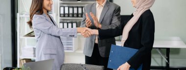 İş ortaklığı tokalaşma kavramı. Fotoğraf iki iş arkadaşının el sıkışma süreci. Harika bir toplantıdan sonra başarılı bir anlaşma..