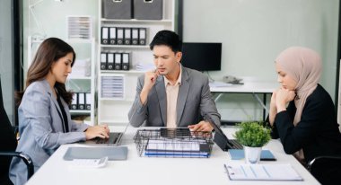 Öfkeli iş adamları modern ofiste bir hata yaptıktan sonra şiddetle tartışıyorlar.