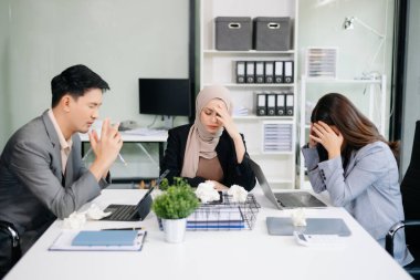 Öfkeli iş adamları modern ofiste bir hata yaptıktan sonra şiddetle tartışıyorlar.