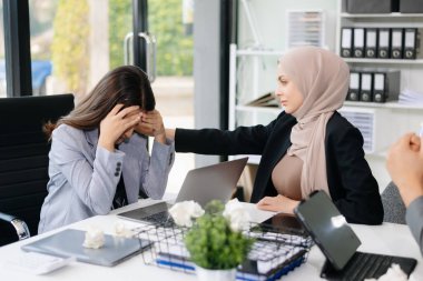 Öfkeli iş adamları modern ofiste bir hata yaptıktan sonra şiddetle tartışıyorlar.