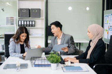 Öfkeli iş adamları modern ofiste bir hata yaptıktan sonra şiddetle tartışıyorlar.