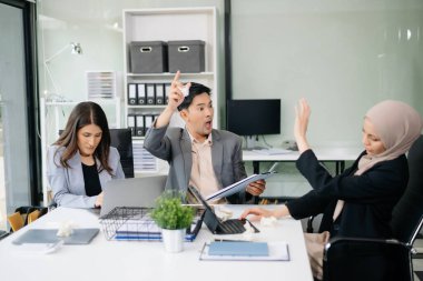 Öfkeli iş adamları modern ofiste bir hata yaptıktan sonra şiddetle tartışıyorlar.