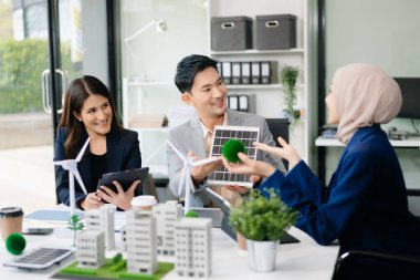 Geri dönüşüm planlayan ve tartışan iş adamları ofis toplantı odasında yeniden kullanım politikası sembolünü azalttı. Yeşil iş şirketi ve Güneş Enerjisi Çevre Kenti Kavramı.