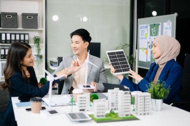 İş adamları arasında güneş pili paneli teknolojisi ve Güneş Enerjisi Çevre Kenti kavramındaki son gelişmeler üzerine tartışma