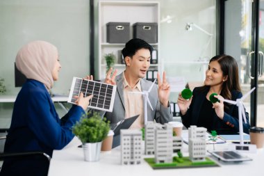 İş adamları arasında güneş pili paneli teknolojisi ve Güneş Enerjisi Çevre Kenti kavramındaki son gelişmeler üzerine tartışma