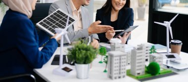 Geri dönüşüm planlayan ve tartışan iş adamları ofis toplantı odasında yeniden kullanım politikası sembolünü azalttı. Yeşil iş şirketi ve Güneş Enerjisi Çevre Kenti Kavramı.