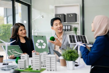 İş adamları arasında güneş pili paneli teknolojisi ve Güneş Enerjisi Çevre Kenti kavramındaki son gelişmeler üzerine tartışma