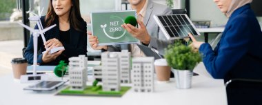 İş adamları arasında güneş pili paneli teknolojisi ve Güneş Enerjisi Çevre Kenti kavramındaki son gelişmeler üzerine tartışma