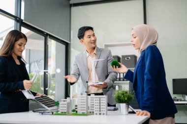 Geri dönüşüm planlayan ve tartışan iş adamları ofis toplantı odasında yeniden kullanım politikası sembolünü azalttı. Yeşil iş şirketi ve Güneş Enerjisi Çevre Kenti Kavramı.