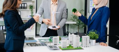 Geri dönüşüm planlayan ve tartışan iş adamları ofis toplantı odasında yeniden kullanım politikası sembolünü azalttı. Yeşil iş şirketi ve Güneş Enerjisi Çevre Kenti Kavramı.