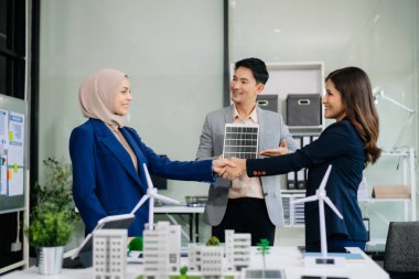 İş adamları arasında güneş pili paneli teknolojisi ve Güneş Enerjisi Çevre Kenti kavramındaki son gelişmeler üzerine tartışma